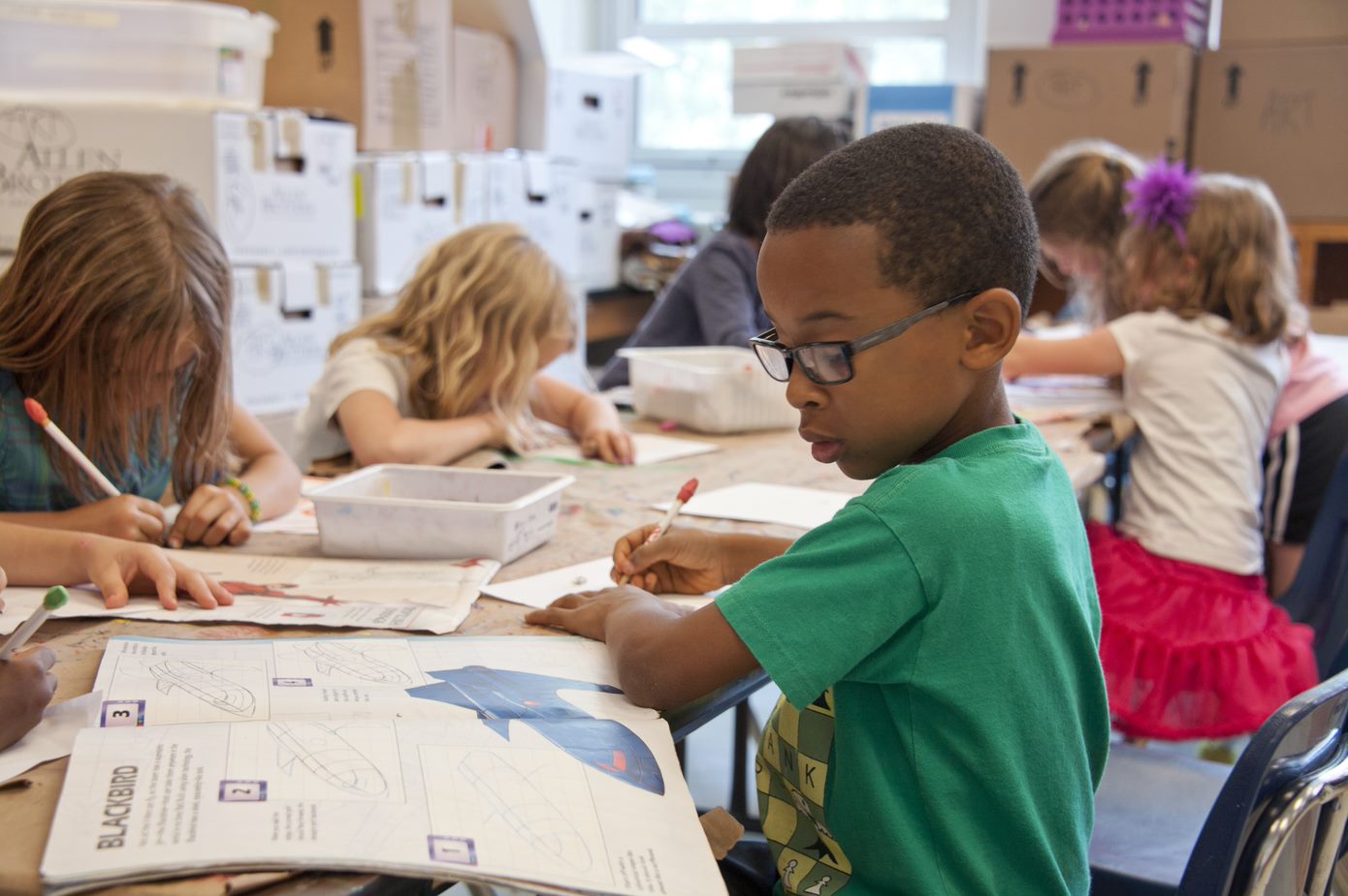 Enfants dans une salle de classe faisant leurs devoirs